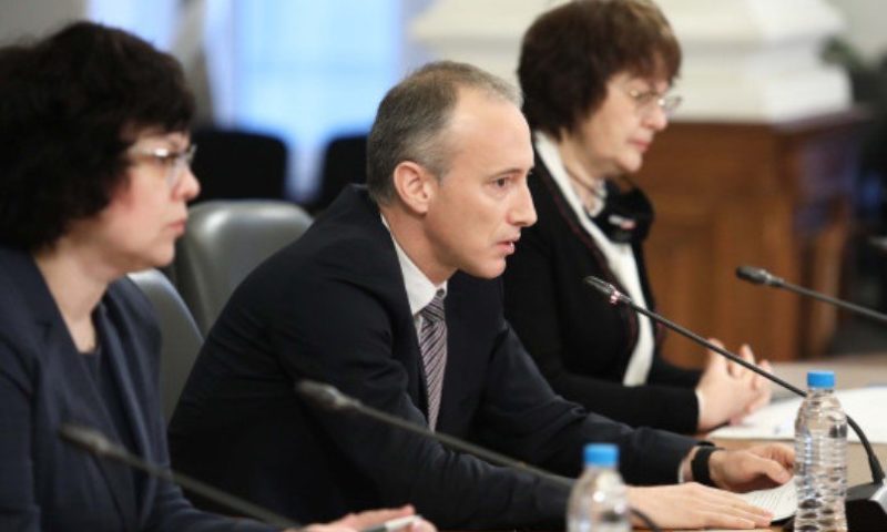 Министър Вълчев обяви кога най-рано ще има абитуриентски балове
