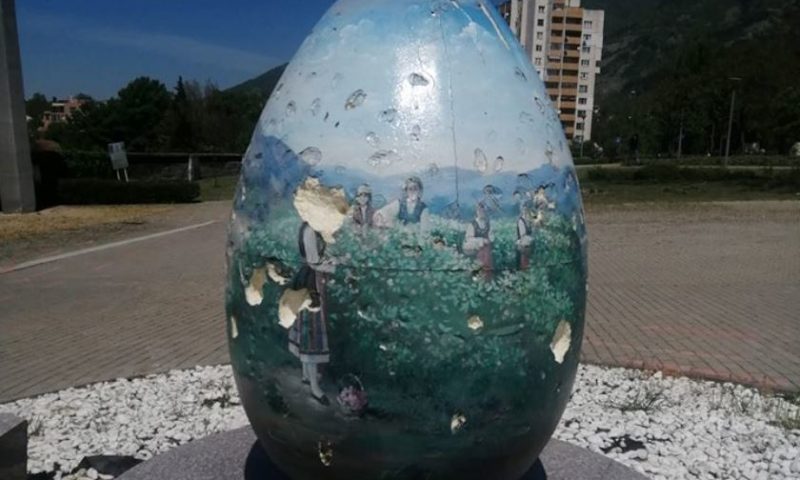 Срамота: Вандали унищожиха красивото яйце в карловския парк „Стадиона“