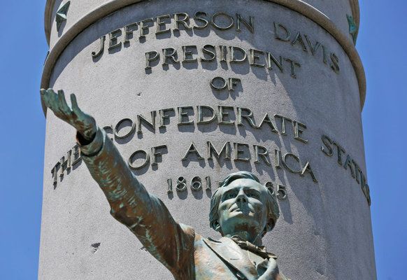 Паметник на Джеферсън Дейвис бе съборен в Ричмънд, Вирджиния