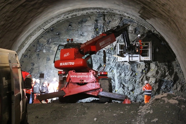 Срутване в строящия се тунел „Железница“, има затрупани хора