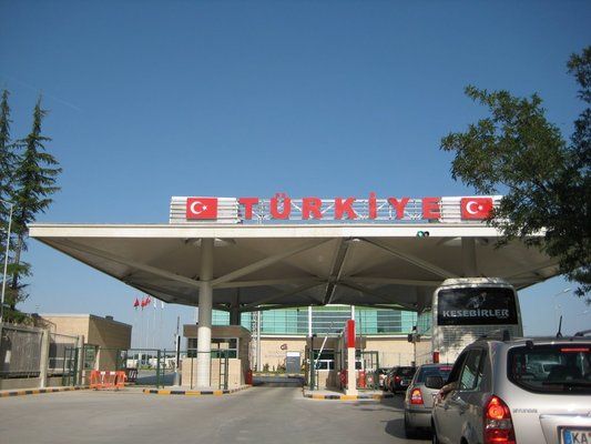 Турция слага системи за дезинфекция на коли по границата с България