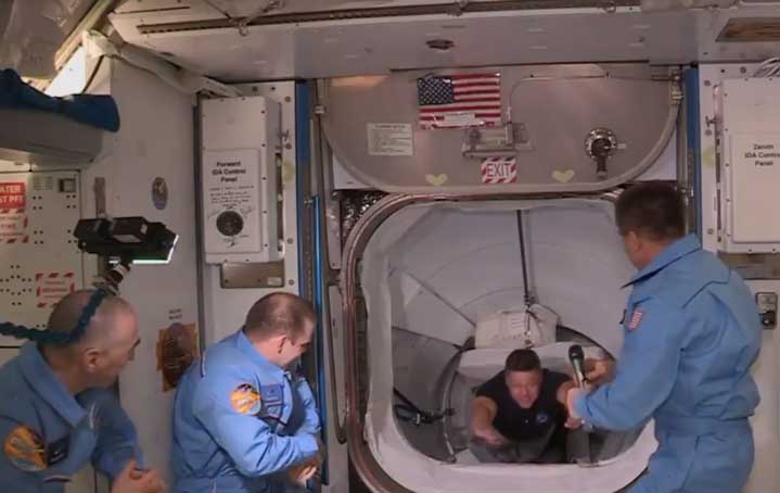 Един от астронавтите от Crew Dragon е пострадал леко при влизането в МКС (ВИДЕО)