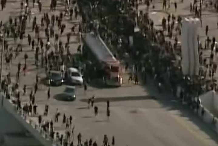 Камион с цистерна се опита да сгази протестиращи в Минеаполис. Извадиха шофьора и го пребиха