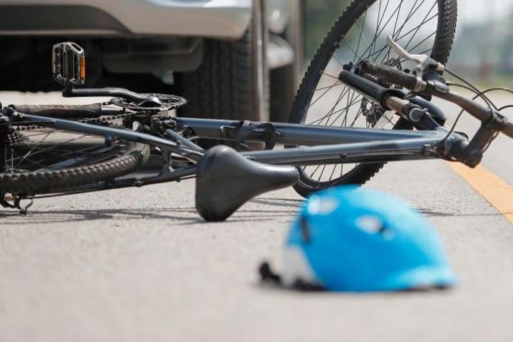 Карлово: Разсеян малък велосипедист в болница след сблъсък с кола