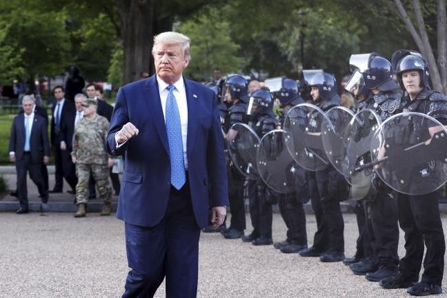 Тръмп: Изпращам хиляди тежко въоръжени войници