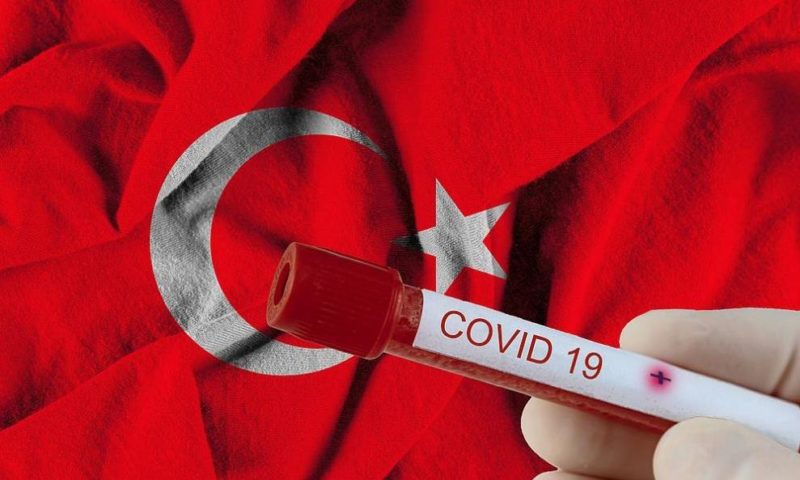 Турция въвежда отново полицейски час и задължително носене на маски