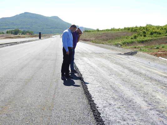 Положен е първият пласт асфалт върху участък от трасето на АМ „Хемус“ край Търговище