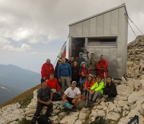 Президентът Радев и изтъкнати спортисти ще изкачат връх Зъбчето в Рила планина