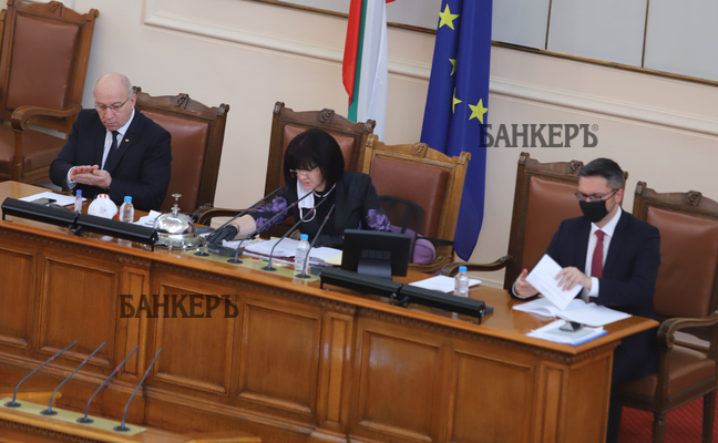 Водещият заседанието и изказващите се от трибуната в парламента – без маски