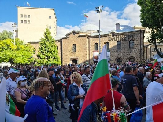 Пети ден хиляди излязоха на протест за оставка на правителството и Гешев