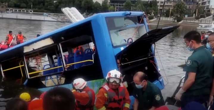 Автобус с ученици падна в езеро, 21 загинаха (ВИДЕО)