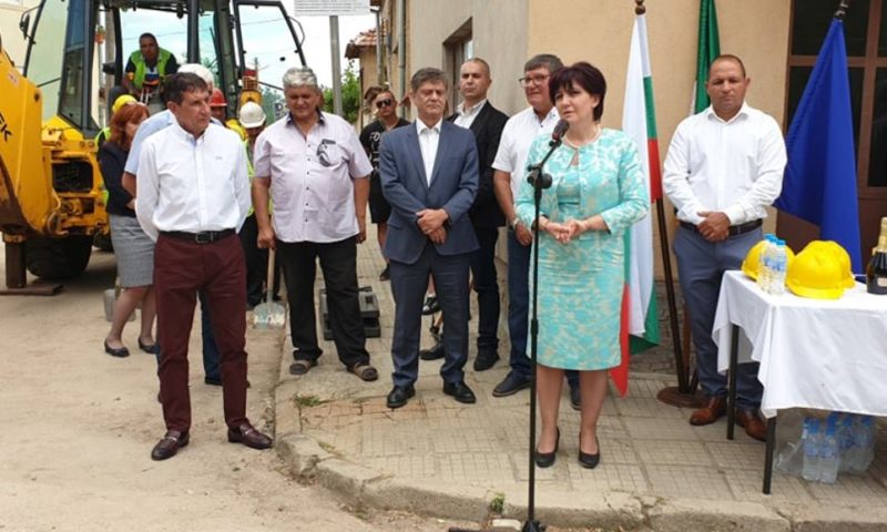 В Брезово Караянчева, кметът и депутати дадоха начало на важен проект/ВИДЕО/
