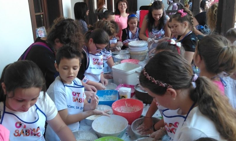 Десетки щастливи деца заедно месиха хляб в Карлово