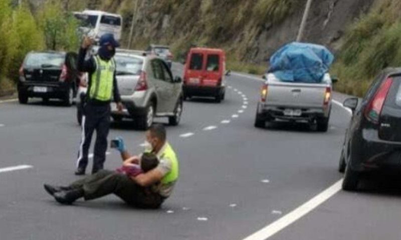 Полицай използва телефона си, за да разведри дете след тежка катастрофа