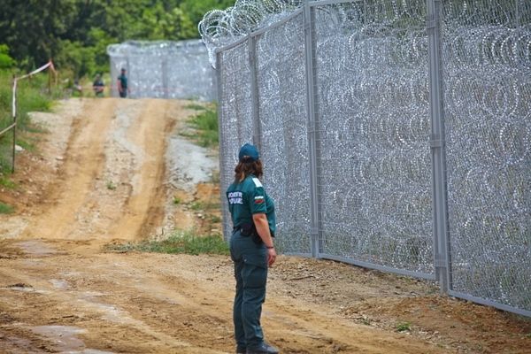 Сърбия издига ограда по границата с България