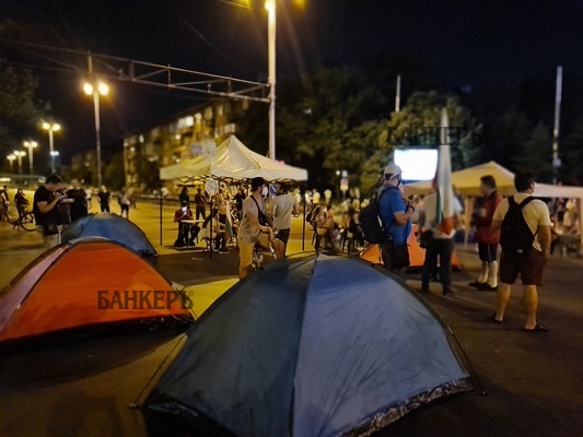 Спокойно е преминала нощта в палатковите лагери в София