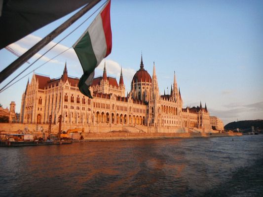 Унгария затваря от 1 септември границите си за чужденци