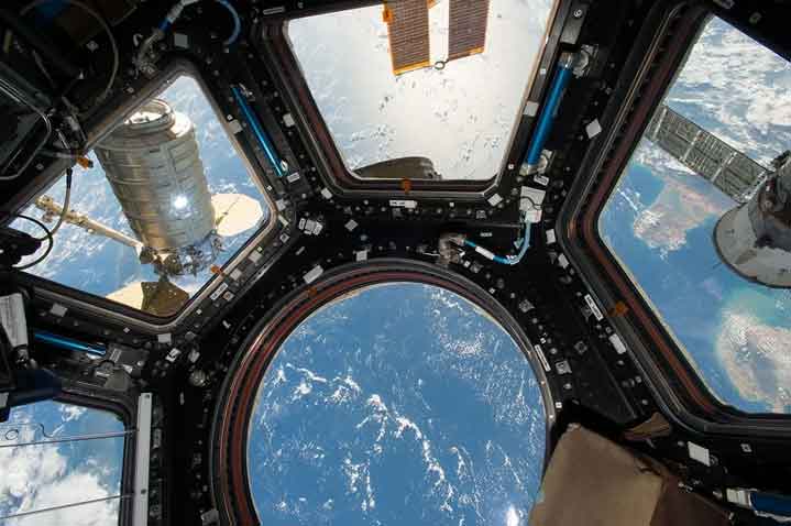 Екипажът на МКС се изолира в руския сегмент