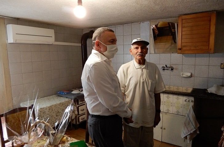 Кметът д-р Емил Кабаиванов поздрави 102-годишния карловец Димитър Куков