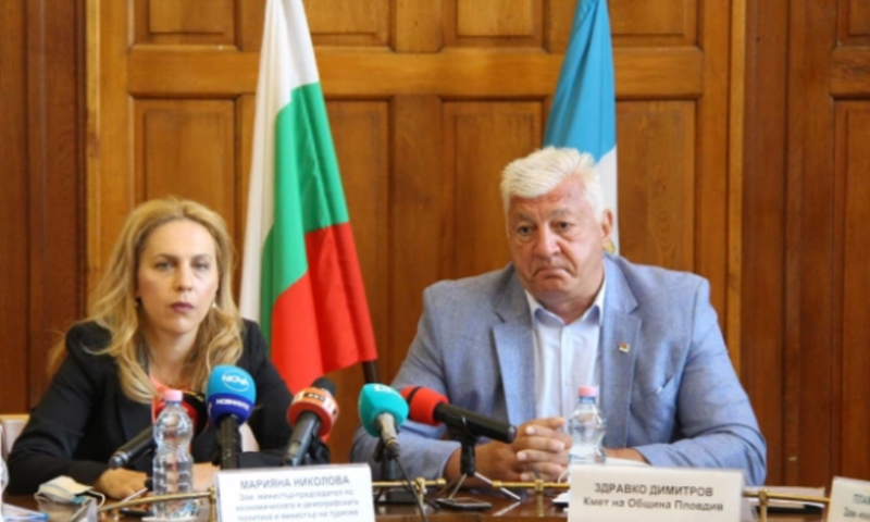 Марияна Николова ще поиска от МЗ да разреши туризма от Турция към България