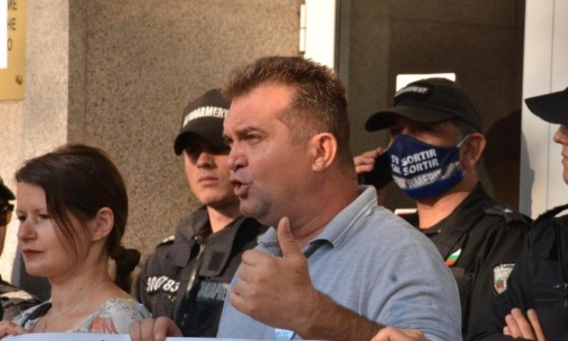 Цацаров отговори на протестиращите, показа снимки на лидера на БОЕЦ с известни политически фигури