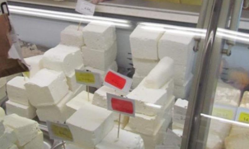 Черен списък: 14 марки мамят с евтино сирене