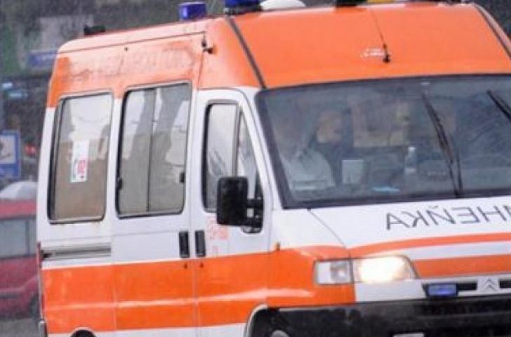 Шофьор се заби в дърво край Иганово, жена е в болница