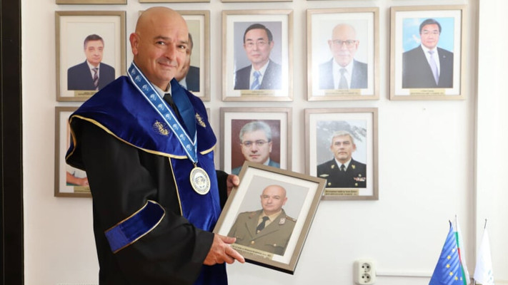 Ген. Мутафчийски стана Доктор хонорис кауза на военноморското училище