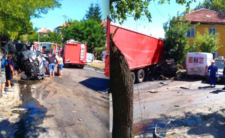 Ад в центъра на Айтос: ТИР помете 11 автомобила, загина 28-годишна жена