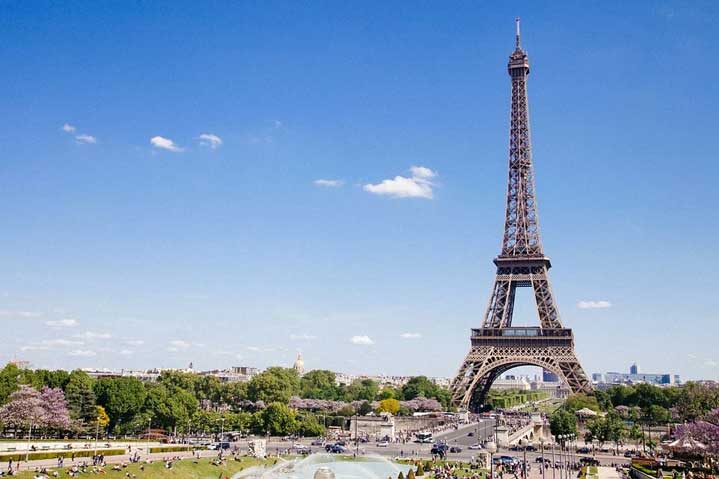 Бомбена заплаха в Париж: Евакуираха Айфеловата кула (ВИДЕО)