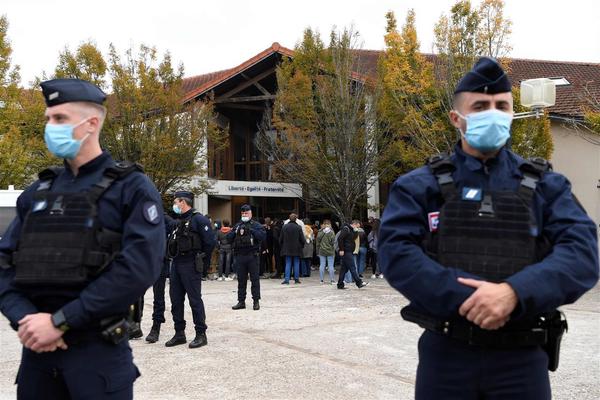 Арести във Франция след обезглавяването на учител от ислямист