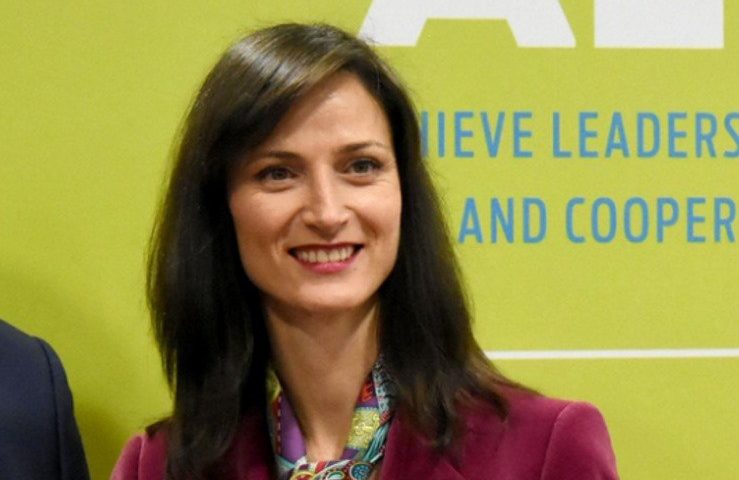 Еврокомисарят Мария Габриел заразена с коронавирус