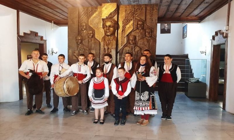 Млади родолюбци с патриотична програма в Историческия музей в Карлово