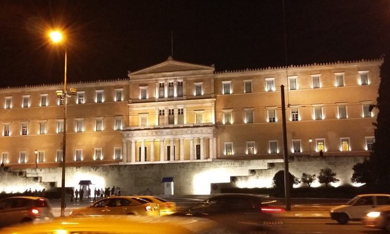 От утре Гърция въвежда вечерен час, заведенията с ограничено работно време на територията на цялата страна