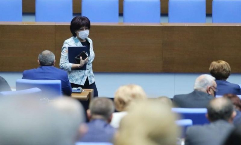 Цвета Караянчева остава председател на Народното събрание