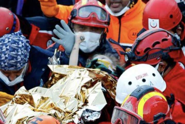 Под развалините в Измир: Откриха и спасиха 3-годишно дете (СНИМКИ/ВИДЕО)