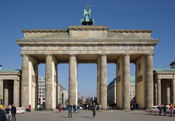 Бранденбургската врата обедини берлинчани от двете си страни