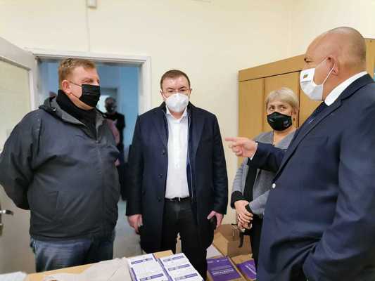 Борисов отново е на обиколка – проверява военни полигони и как се съхраняват ваксини