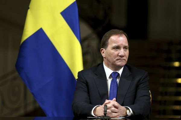„Пипнаха“ шведския премиер в мол въпреки призивите му за ограничения