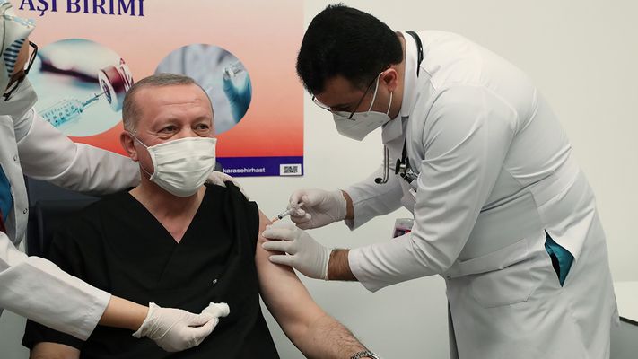 Ердоган се ваксинира пред камерите с китайска ваксина