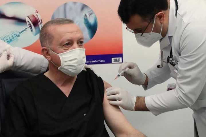 Ваксинираха Реджеп Ердоган с китайския препарат срещу COVID-19 (СНИМКИ)