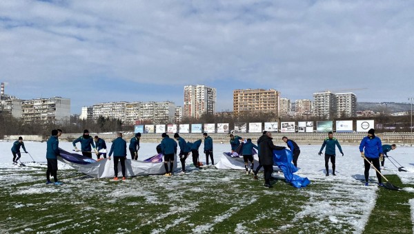 Футболисти и треньори в Черно море ринаха сняг (ВИДЕО)
