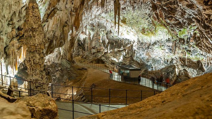 Пещерата Постойна е най-дългият туристически пещерен маршрут в света