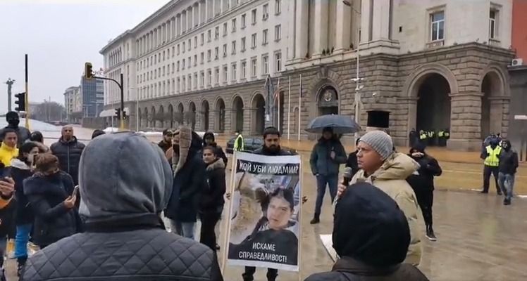Протест пред Министерския съвет заради загиналото момче