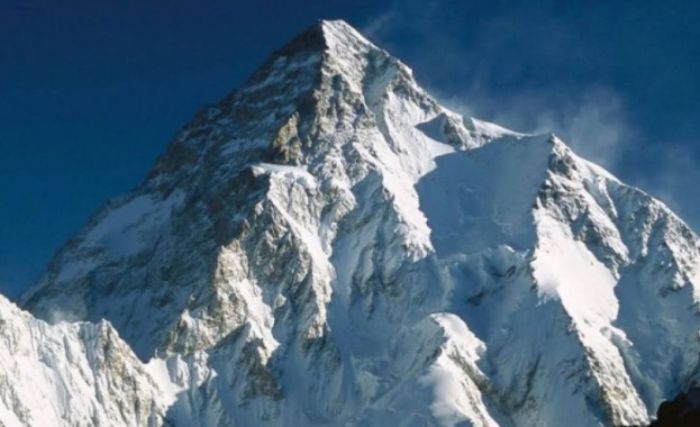 Кошмарът на К2 продължава – издирват трима топ алпинисти, поели към върха