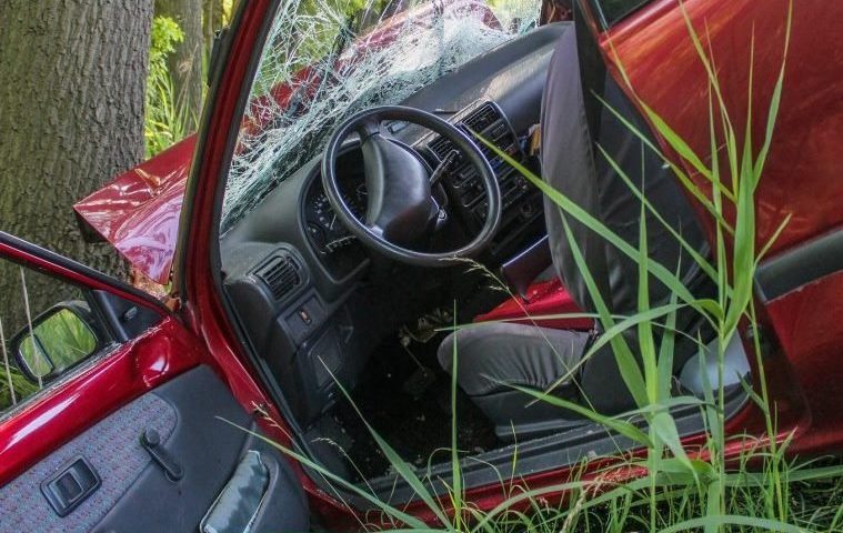 Смърт край Карлово: Шофьор се заби в дърво, загуби живота си