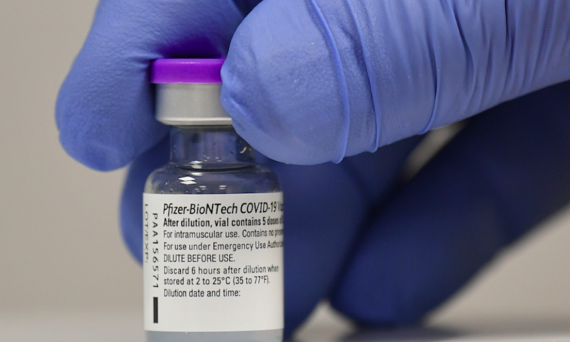 Учени призоваха: Забавете втората доза от ваксината на „Пфайзер“