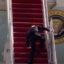 Джо Байдън падна на стълбите на президентския самолет