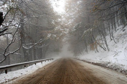 Затвориха прохода Троян – Кърнаре заради силен снеговалеж
