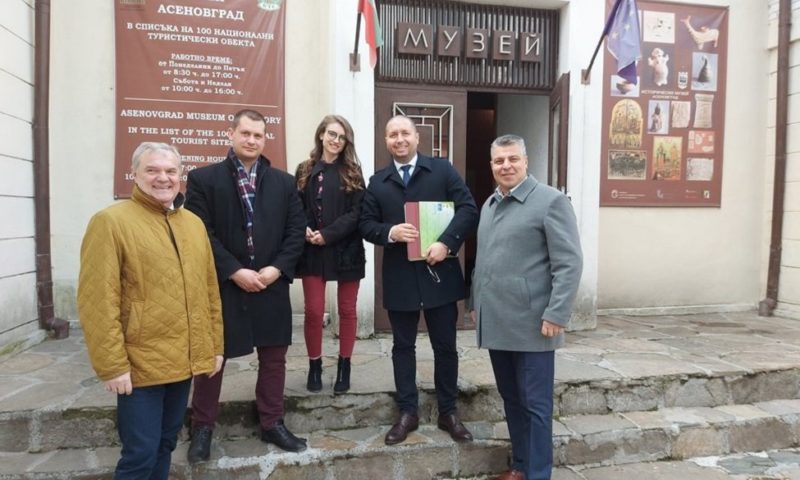 Найден Павлов и кандидатите за народни представители от листата на АБВ подариха Патриотичен календар на културни институции в Асеновград